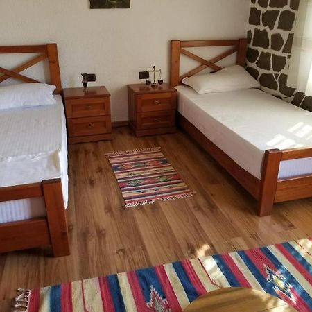 Bed & Breakfast Local Living Edi Berat Exterior foto