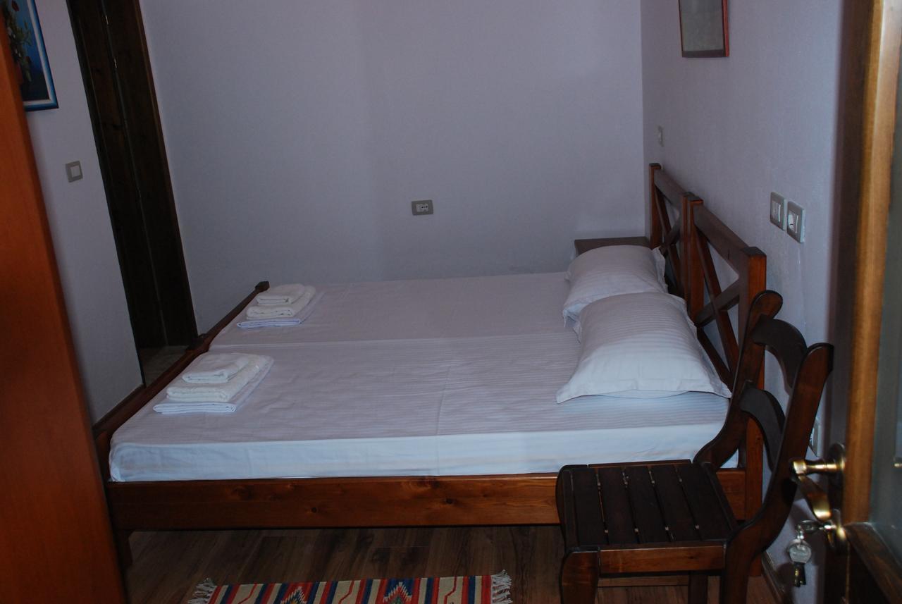 Bed & Breakfast Local Living Edi Berat Exterior foto
