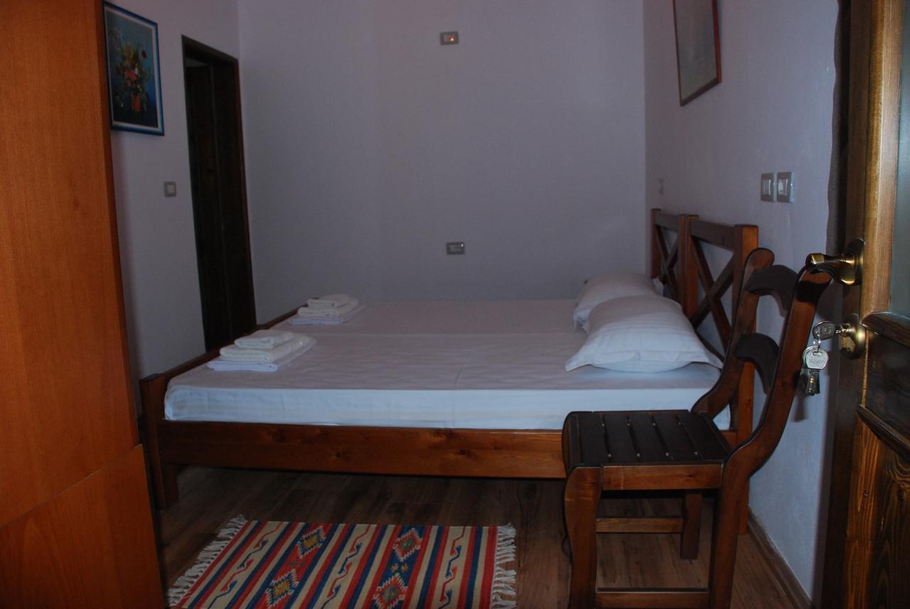Bed & Breakfast Local Living Edi Berat Exterior foto
