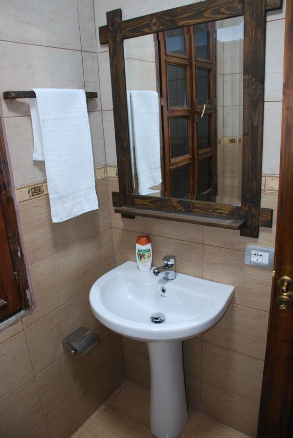 Bed & Breakfast Local Living Edi Berat Exterior foto