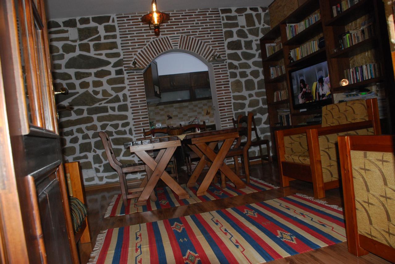 Bed & Breakfast Local Living Edi Berat Exterior foto
