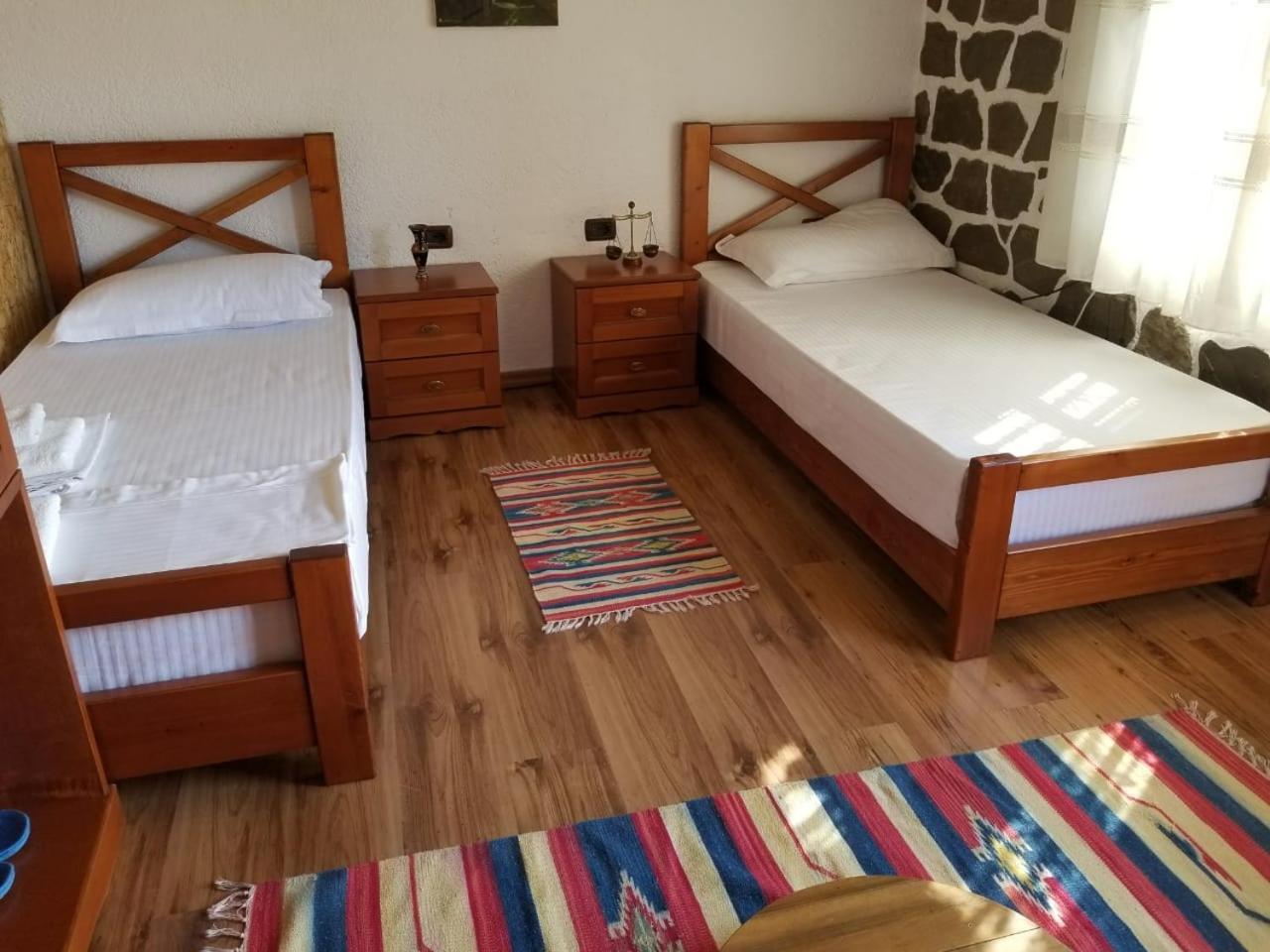 Bed & Breakfast Local Living Edi Berat Exterior foto
