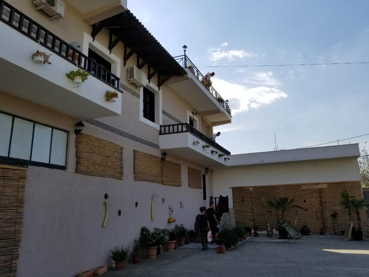 Bed & Breakfast Local Living Edi Berat Exterior foto